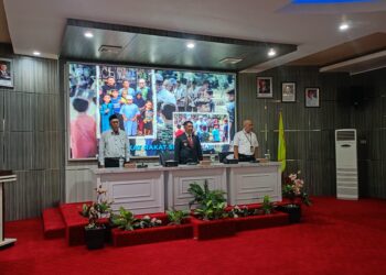 Bupati HST, Serahkan  Bantuan Keuangan Partai Politik, Tegaskan Peran Strategis Berdemokrasi.