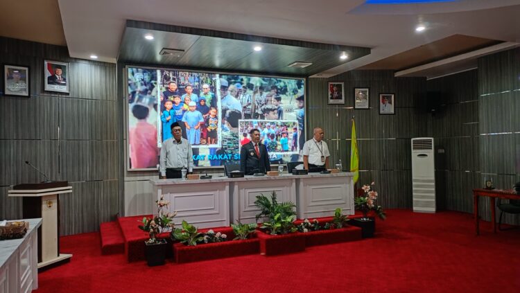 Bupati HST, Serahkan  Bantuan Keuangan Partai Politik, Tegaskan Peran Strategis Berdemokrasi.