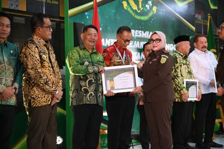 Berpartisipasi Bangun Kantor Kejati Kalsel, Bupati HST Samsul Rizal Terima Penghargaan